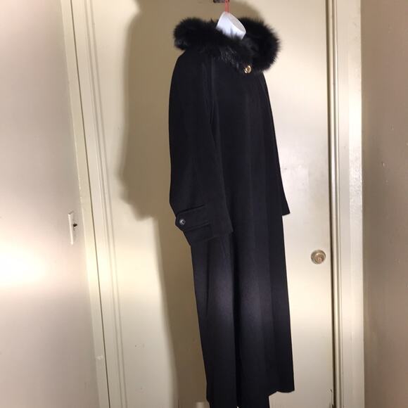 Vintage Glam Andrea Wool Maxi Coat with Fox Fur Collar. 12 - Picture 15 of 15